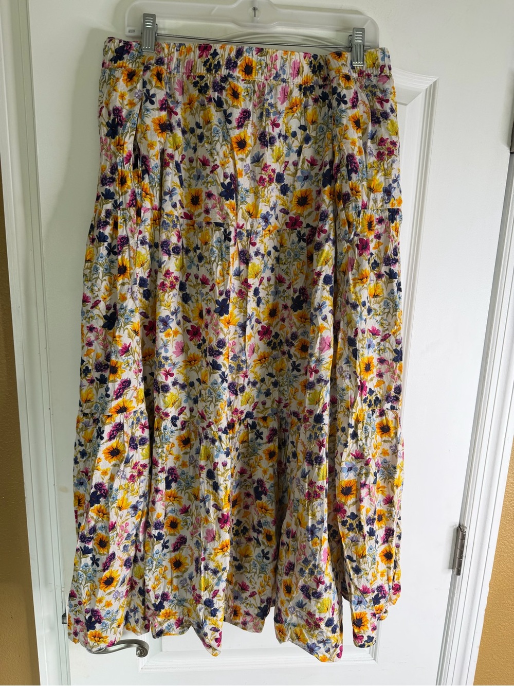 Old Navy Tiered Floral Print Maxi Skirt W/Pockets. Size 4X - Picture 7 of 9